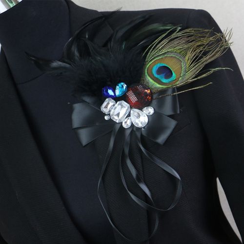 暗夜繁花 解構夜店男歌手——胸針、羽毛與戲劇感的極致美學